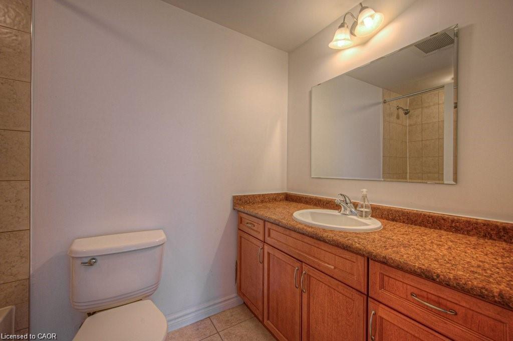 104-8 Harris Street, Cambridge, ON - Indoor Photo Showing Bathroom