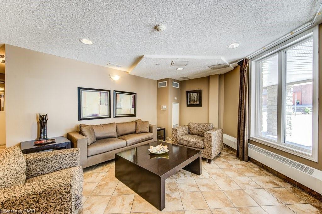 104-8 Harris Street, Cambridge, ON - Indoor Photo Showing Living Room