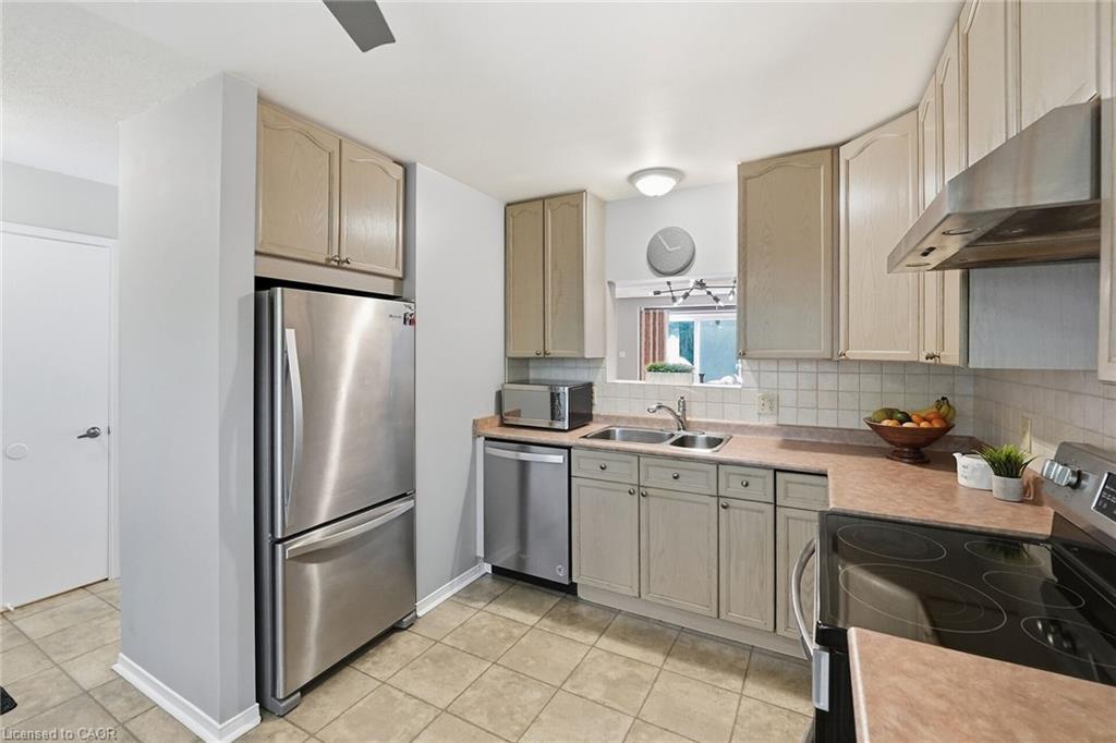 9-55 Kerman Avenue, Grimsby, ON - Indoor Photo Showing Kitchen With Double Sink