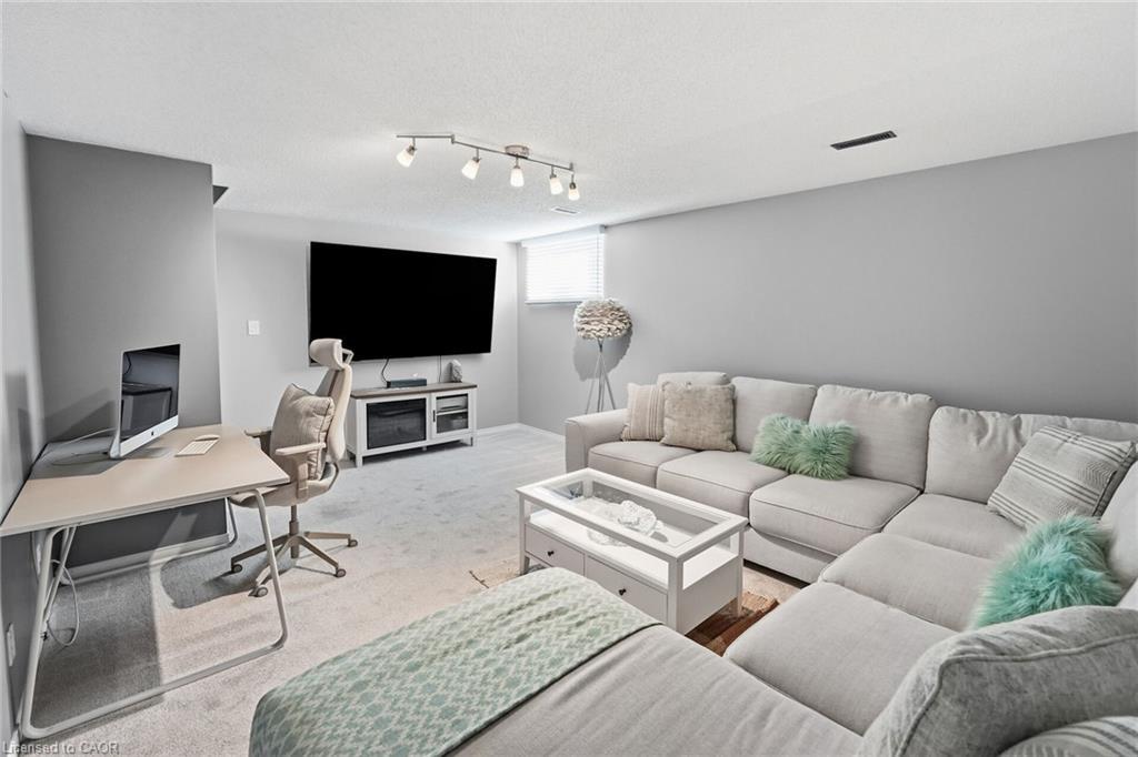 9-55 Kerman Avenue, Grimsby, ON - Indoor Photo Showing Living Room
