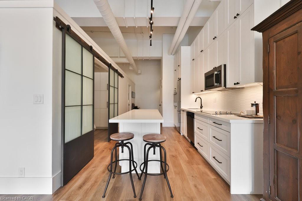 424-404 King Street W, Kitchener, ON - Indoor Photo Showing Kitchen With Upgraded Kitchen