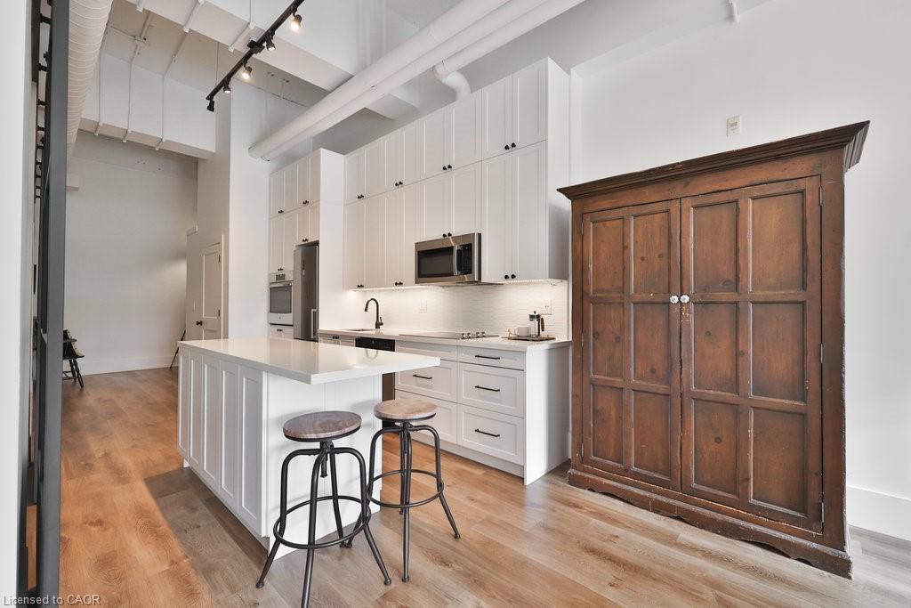 424-404 King Street W, Kitchener, ON - Indoor Photo Showing Kitchen With Upgraded Kitchen