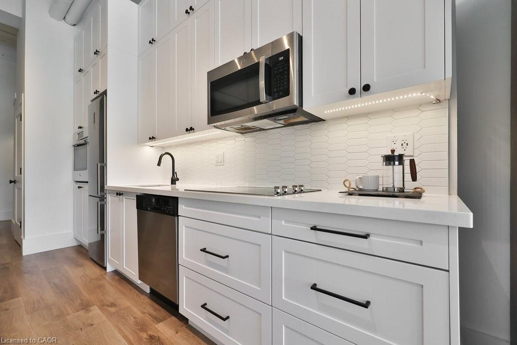 424-404 King Street W, Kitchener, ON - Indoor Photo Showing Kitchen With Upgraded Kitchen