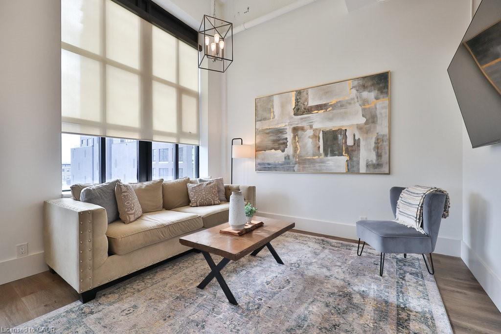 424-404 King Street W, Kitchener, ON - Indoor Photo Showing Living Room