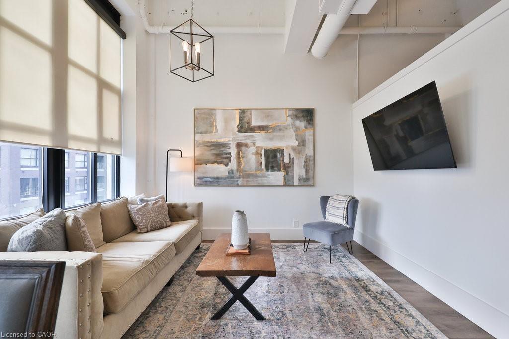 424-404 King Street W, Kitchener, ON - Indoor Photo Showing Living Room