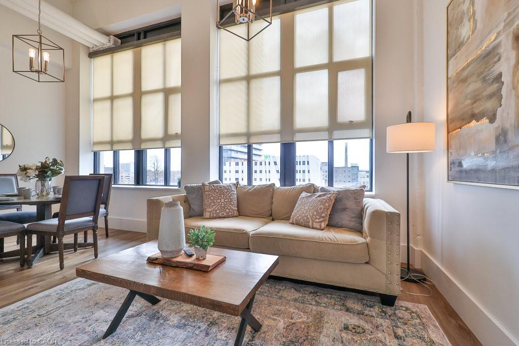 424-404 King Street W, Kitchener, ON - Indoor Photo Showing Living Room