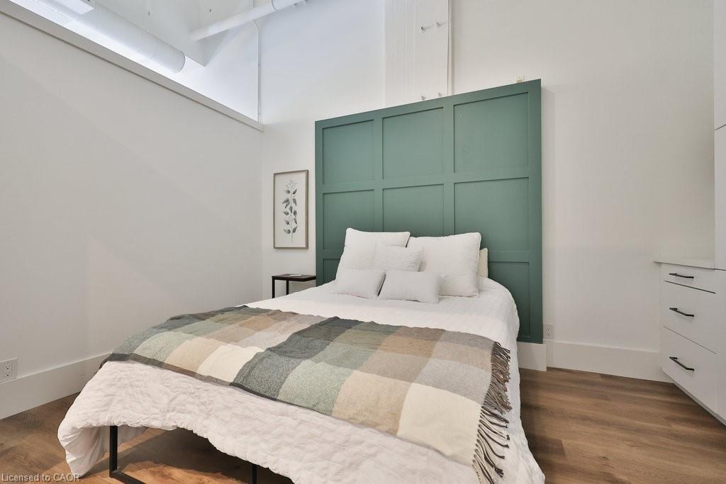 424-404 King Street W, Kitchener, ON - Indoor Photo Showing Bedroom