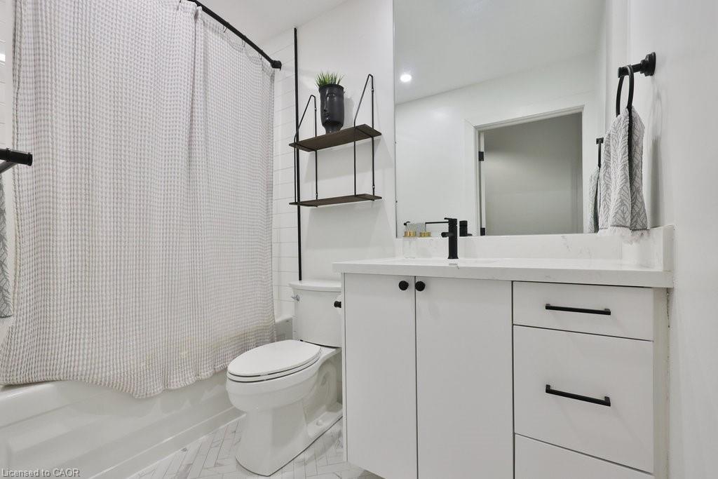 424-404 King Street W, Kitchener, ON - Indoor Photo Showing Bathroom