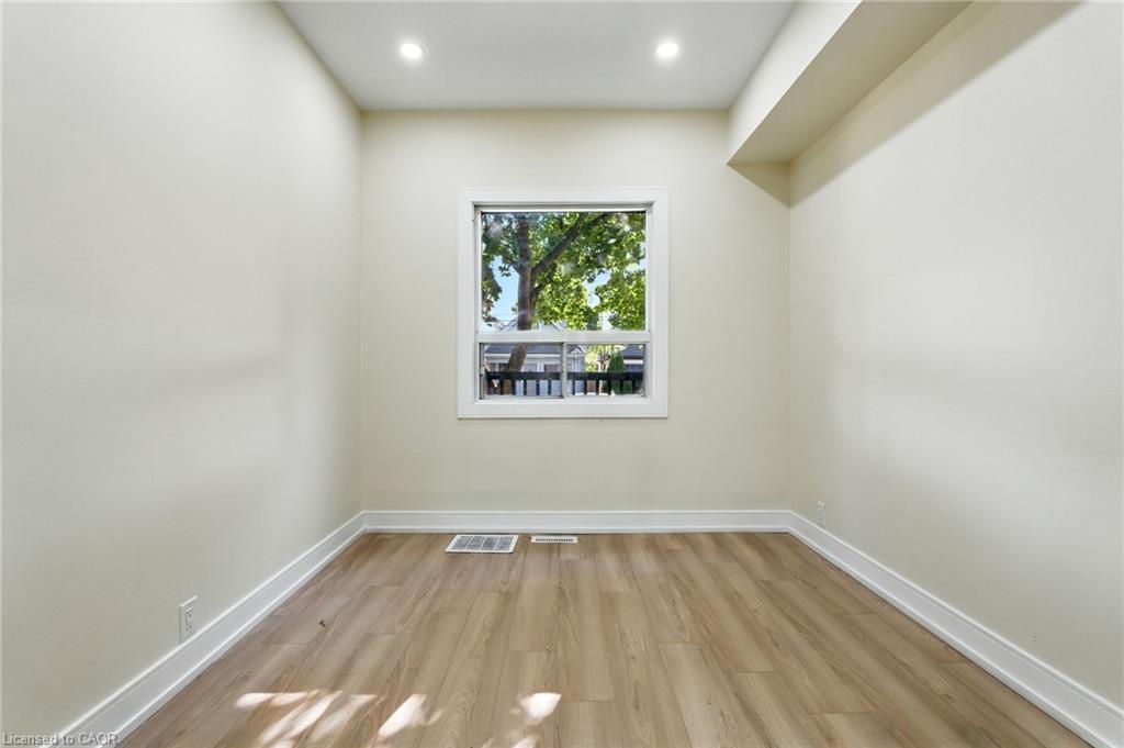 9 Alice Street, Hamilton, ON - Indoor Photo Showing Other Room