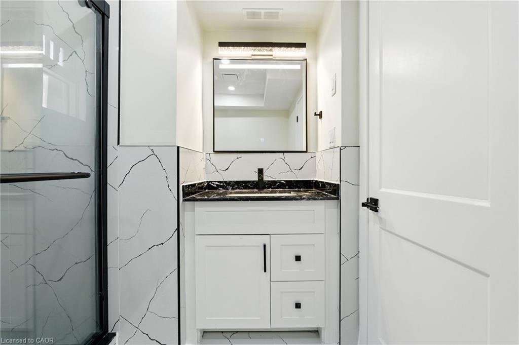 9 Alice Street, Hamilton, ON - Indoor