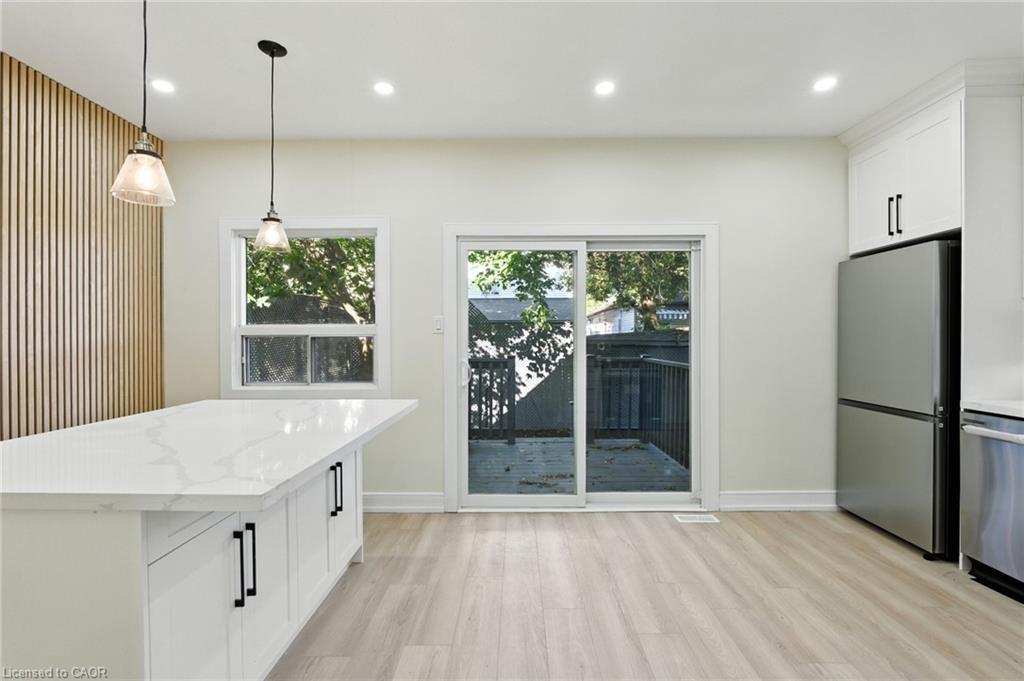 9 Alice Street, Hamilton, ON - Indoor Photo Showing Kitchen
