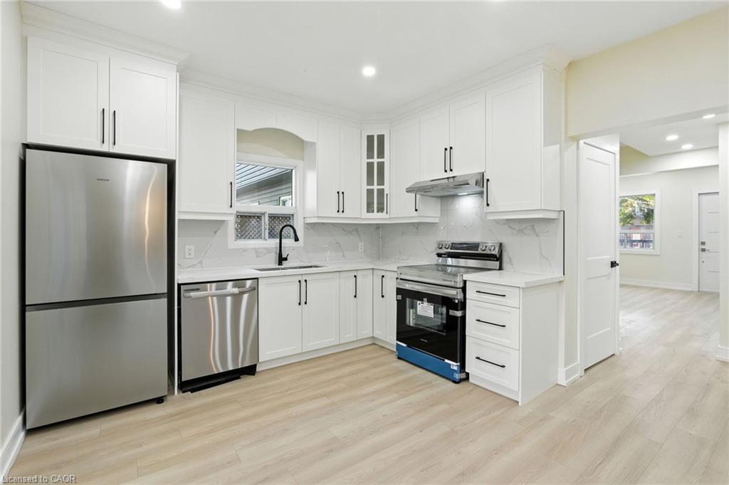 9 Alice Street, Hamilton, ON - Indoor Photo Showing Kitchen