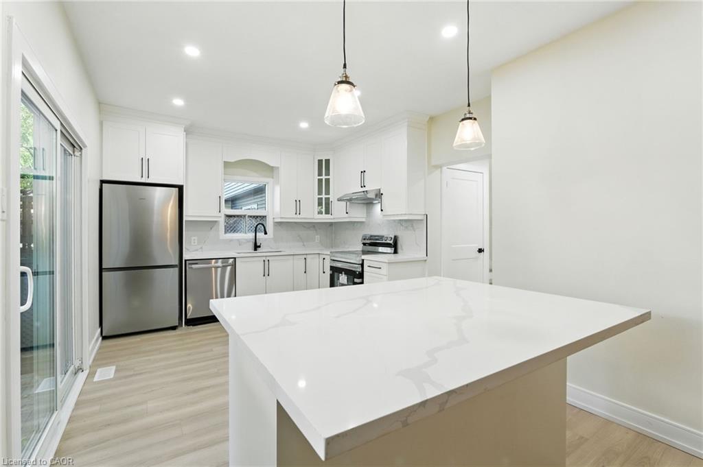 9 Alice Street, Hamilton, ON - Indoor Photo Showing Kitchen With Upgraded Kitchen