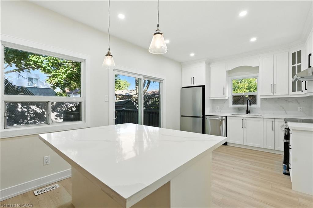 9 Alice Street, Hamilton, ON - Indoor Photo Showing Kitchen