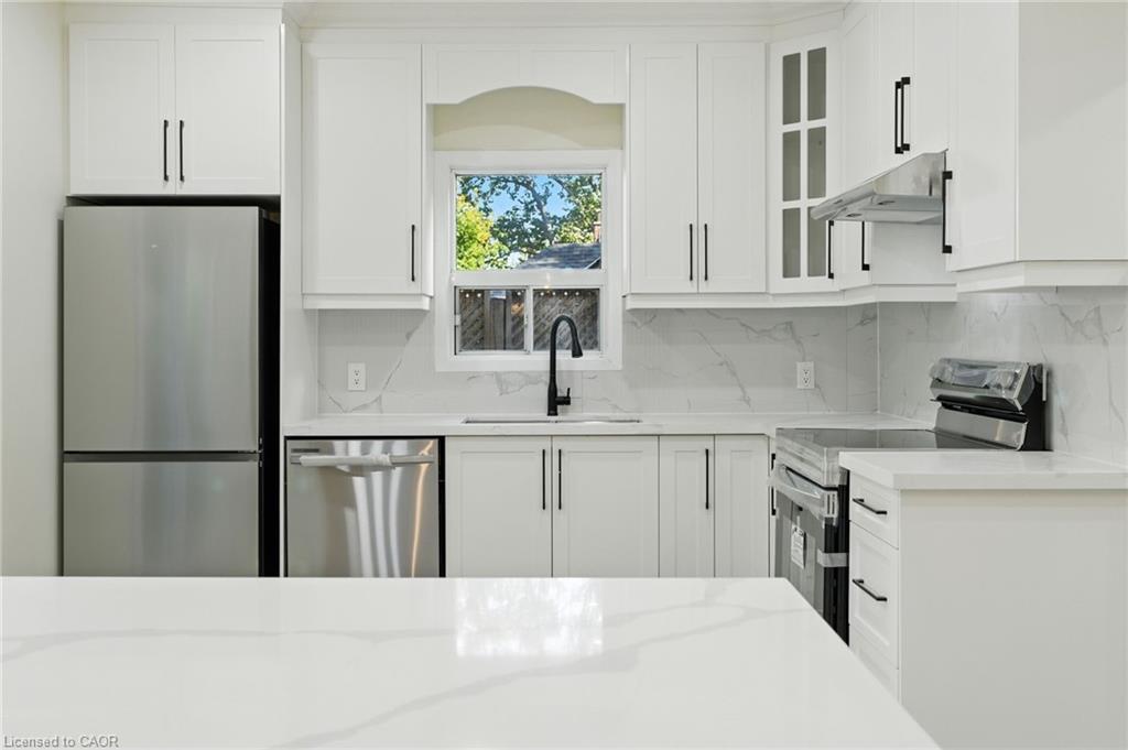 9 Alice Street, Hamilton, ON - Indoor Photo Showing Kitchen