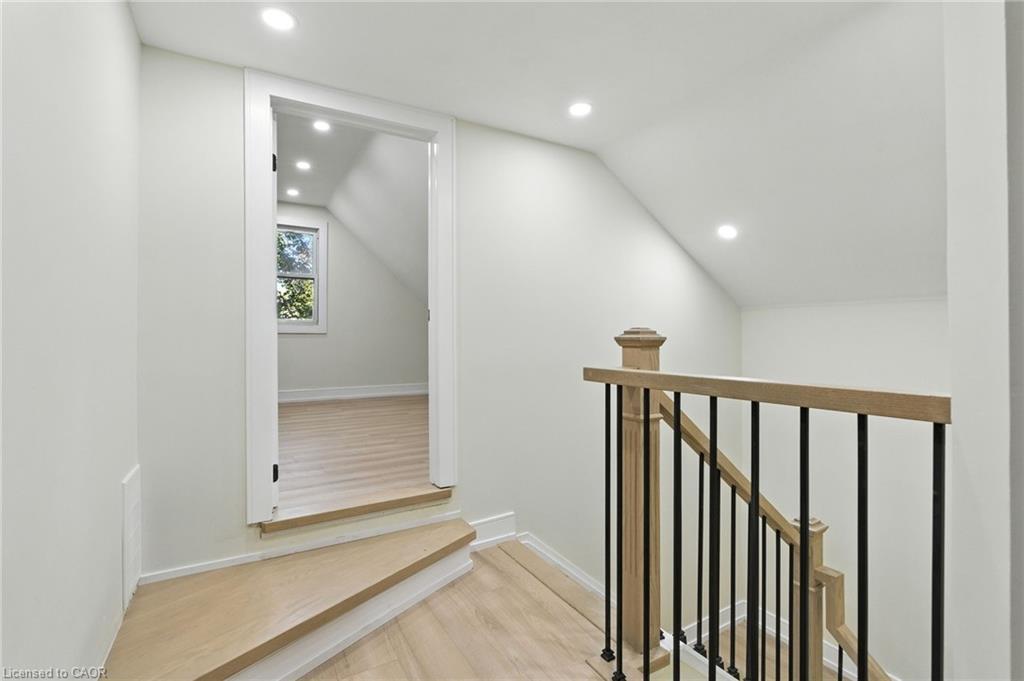 9 Alice Street, Hamilton, ON - Indoor Photo Showing Other Room