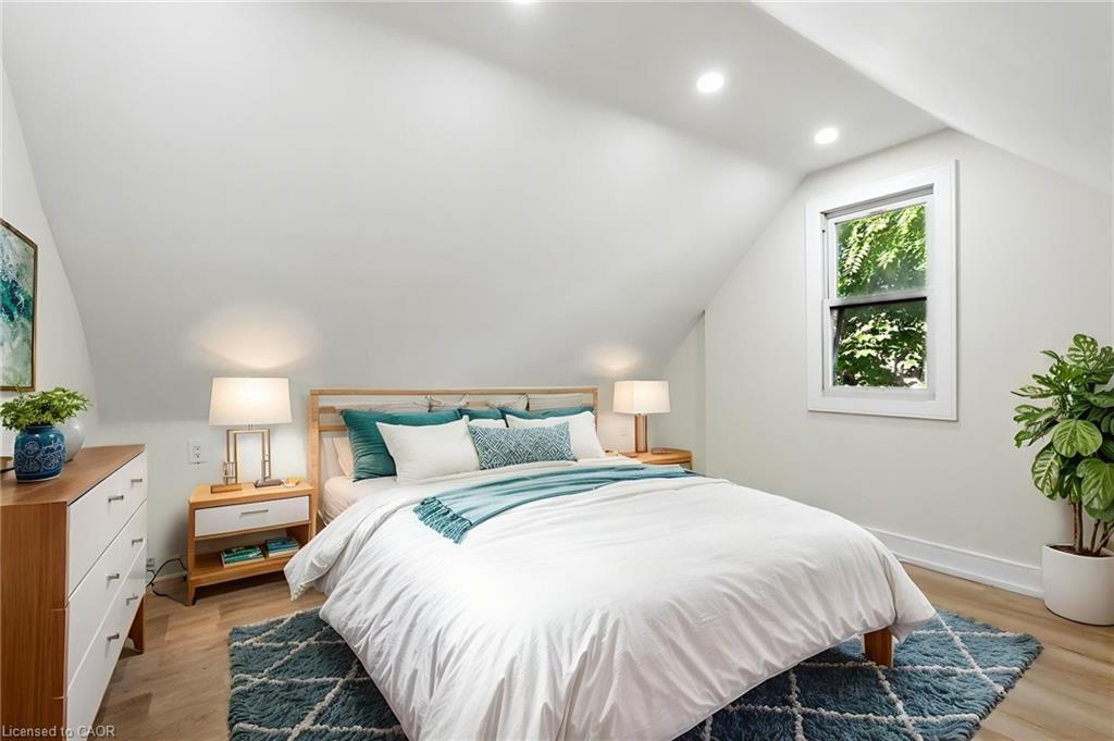 9 Alice Street, Hamilton, ON - Indoor Photo Showing Bedroom