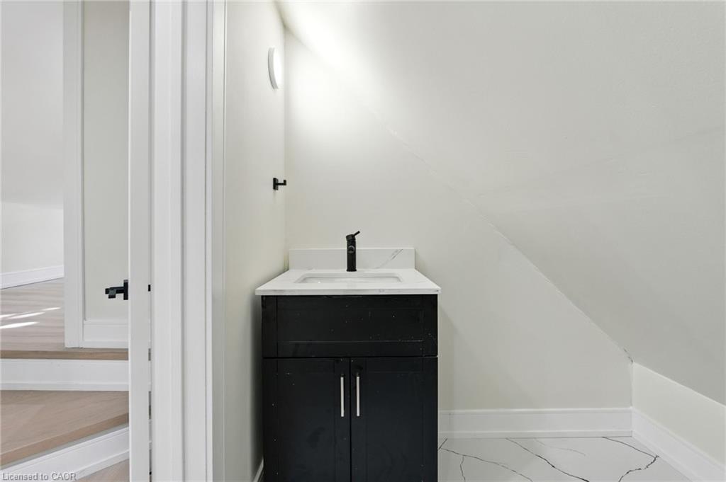 9 Alice Street, Hamilton, ON - Indoor Photo Showing Other Room