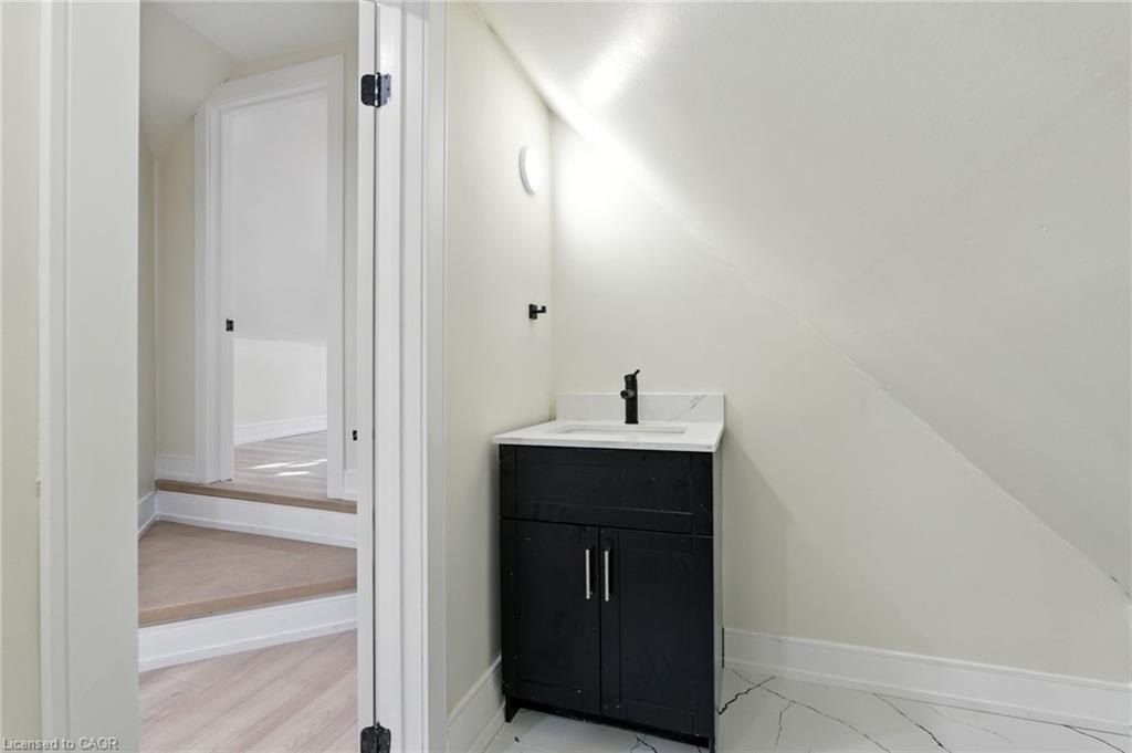 9 Alice Street, Hamilton, ON - Indoor Photo Showing Other Room