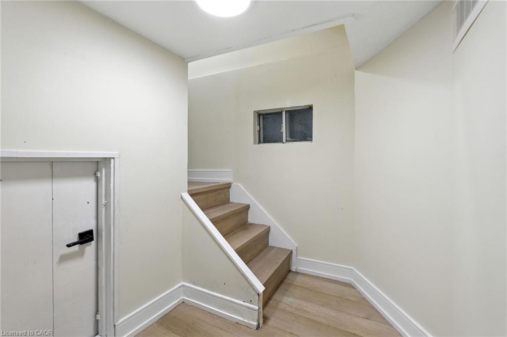 9 Alice Street, Hamilton, ON - Indoor Photo Showing Other Room