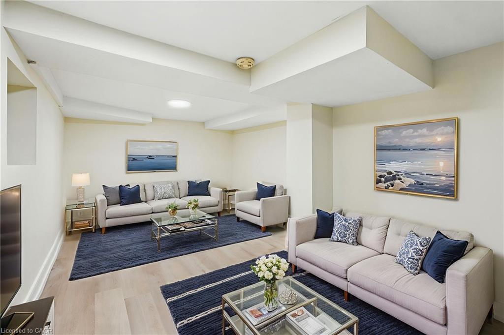 9 Alice Street, Hamilton, ON - Indoor Photo Showing Living Room