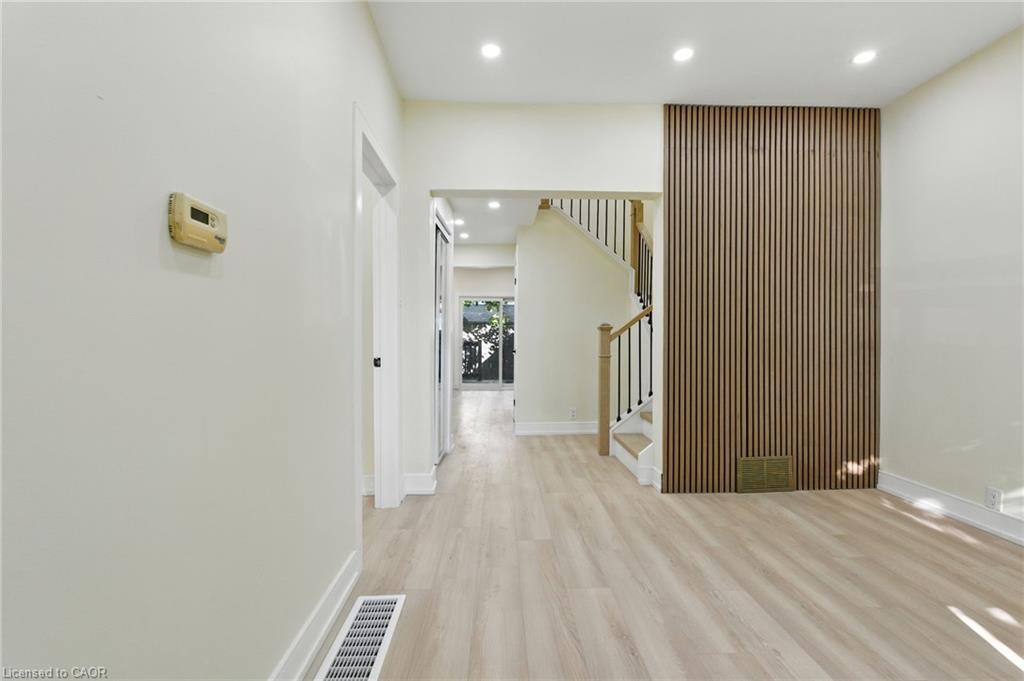 9 Alice Street, Hamilton, ON - Indoor Photo Showing Other Room