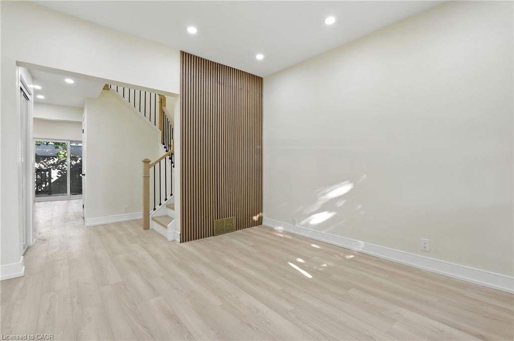 9 Alice Street, Hamilton, ON - Indoor Photo Showing Other Room