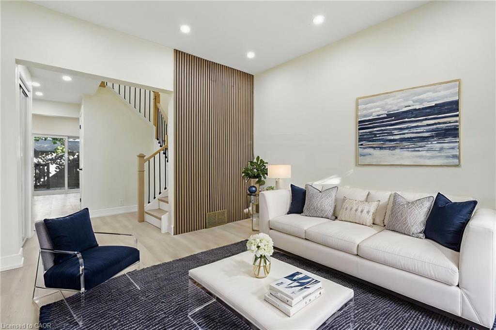 9 Alice Street, Hamilton, ON - Indoor Photo Showing Living Room
