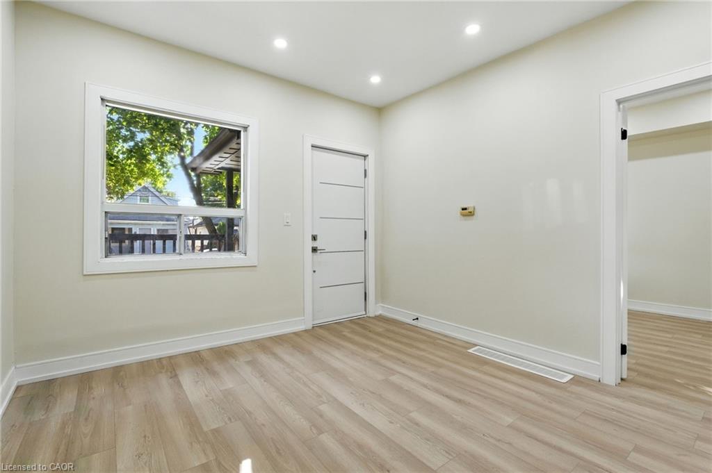 9 Alice Street, Hamilton, ON - Indoor Photo Showing Other Room
