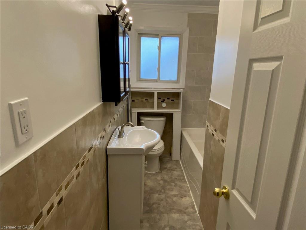 Main-11 Parkdale Avenue S, Hamilton, ON - Indoor Photo Showing Bathroom