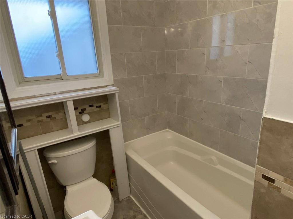 Main-11 Parkdale Avenue S, Hamilton, ON - Indoor Photo Showing Bathroom