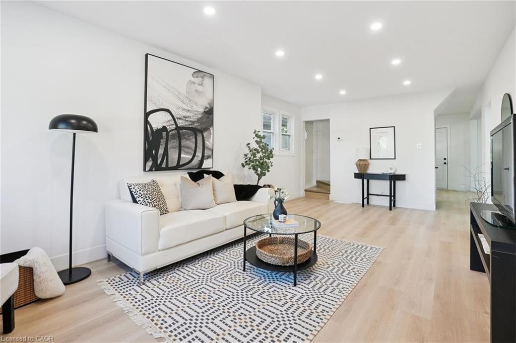 41 Cameron Avenue S, Hamilton, ON - Indoor Photo Showing Living Room