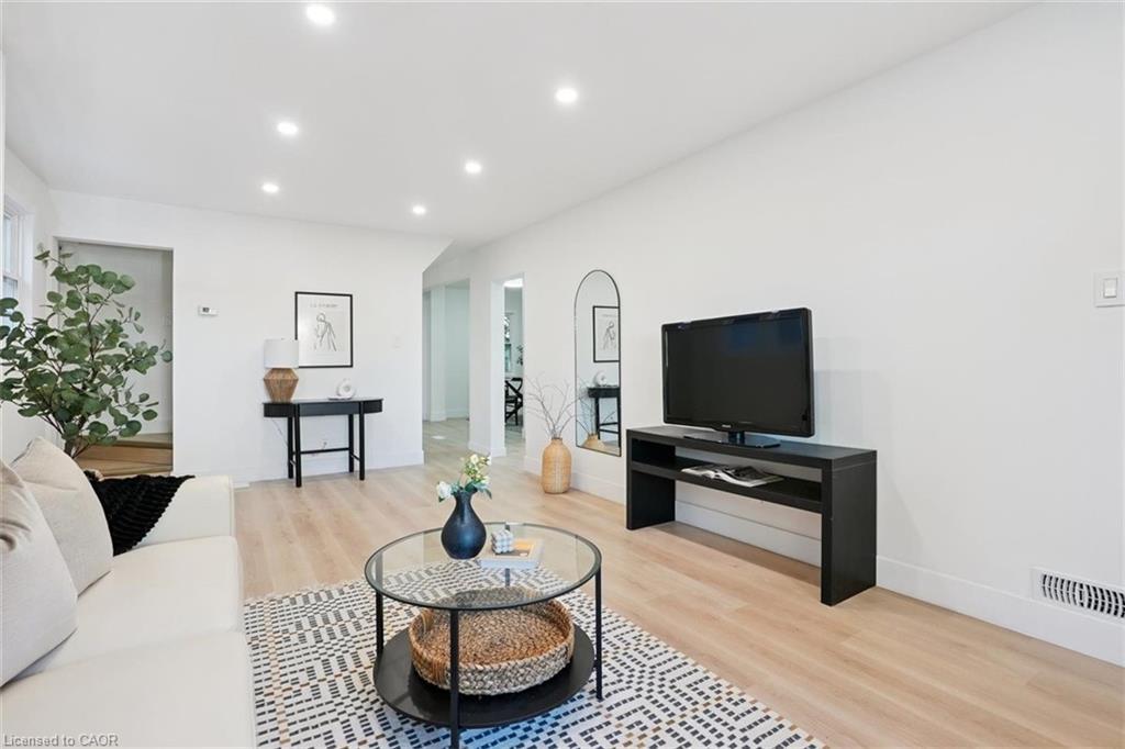 41 Cameron Avenue S, Hamilton, ON - Indoor Photo Showing Living Room