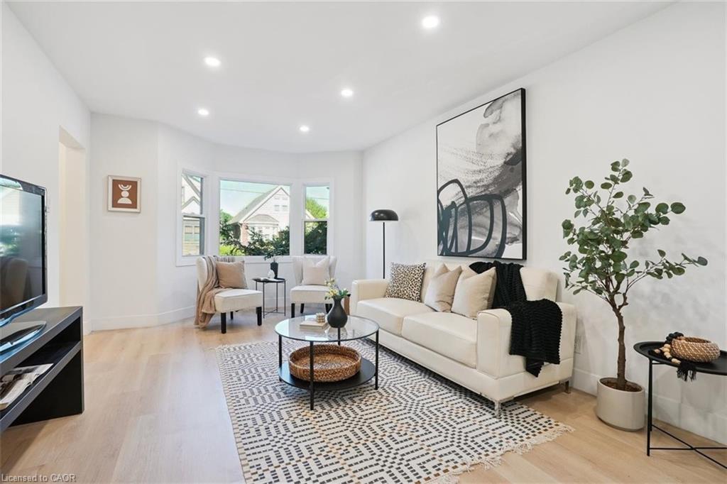 41 Cameron Avenue S, Hamilton, ON - Indoor Photo Showing Living Room