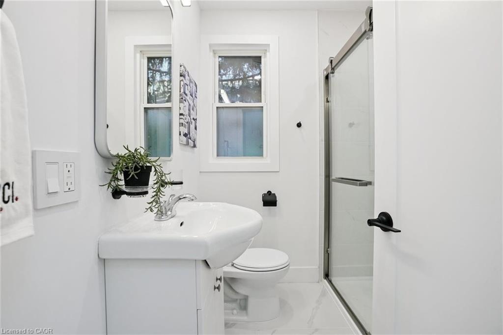 41 Cameron Avenue S, Hamilton, ON - Indoor Photo Showing Bathroom