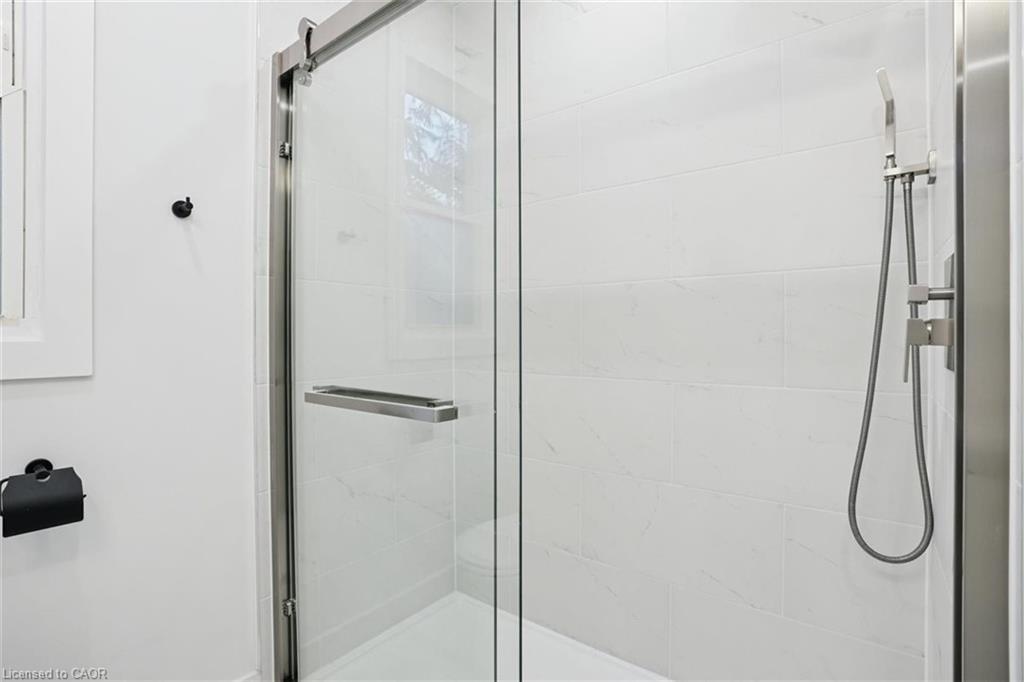 41 Cameron Avenue S, Hamilton, ON - Indoor Photo Showing Bathroom