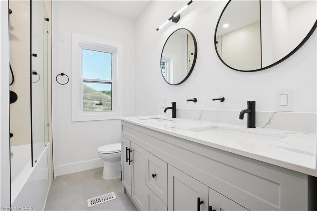 41 Cameron Avenue S, Hamilton, ON - Indoor Photo Showing Bathroom