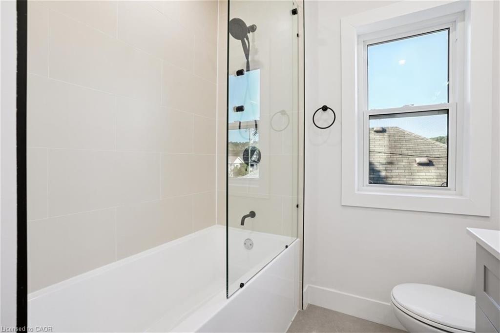 41 Cameron Avenue S, Hamilton, ON - Indoor Photo Showing Bathroom