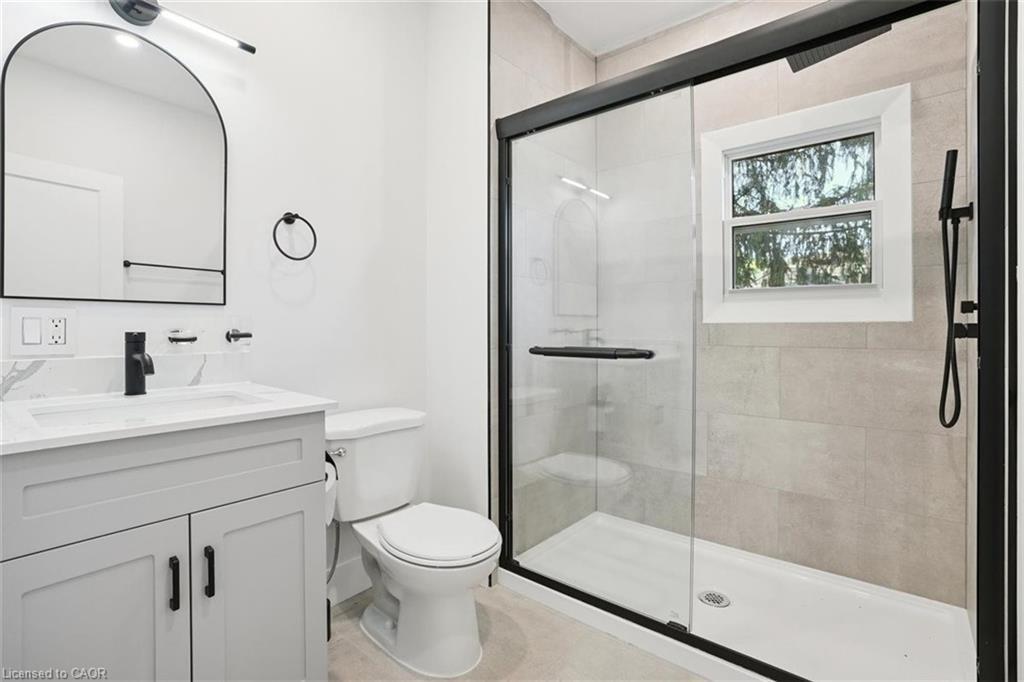 41 Cameron Avenue S, Hamilton, ON - Indoor Photo Showing Bathroom