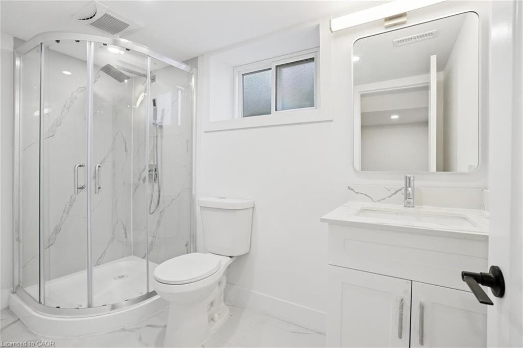 41 Cameron Avenue S, Hamilton, ON - Indoor Photo Showing Bathroom