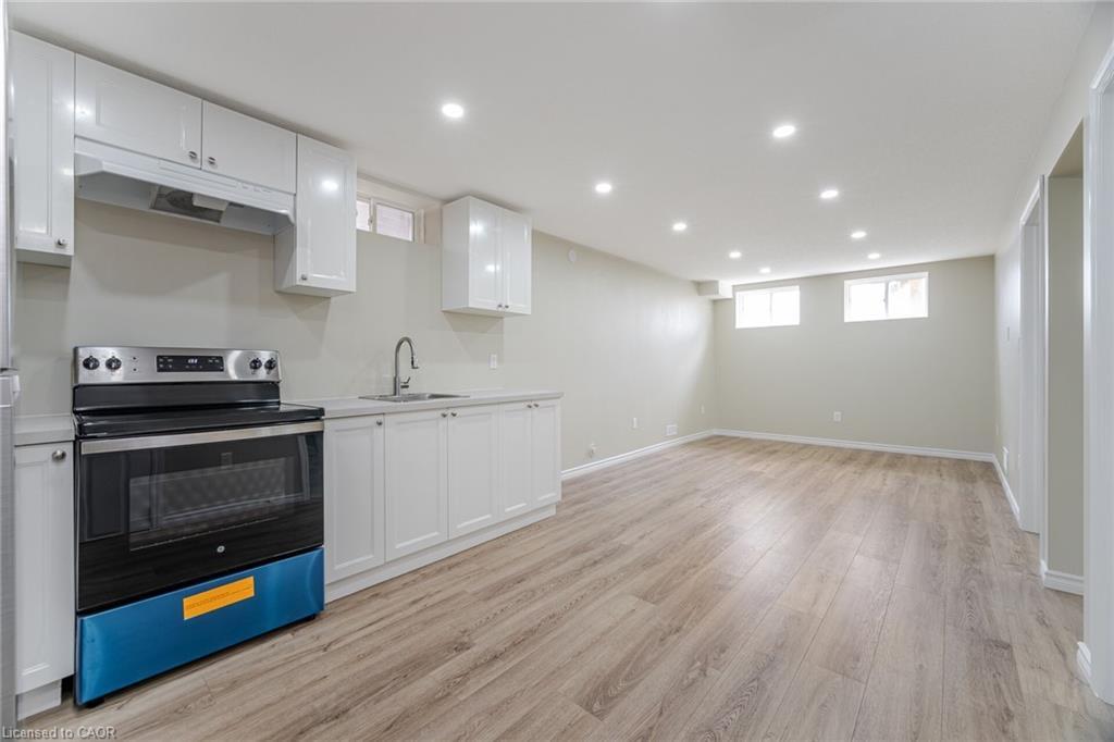 32 George Brier Drive W, Paris, ON - Indoor Photo Showing Kitchen