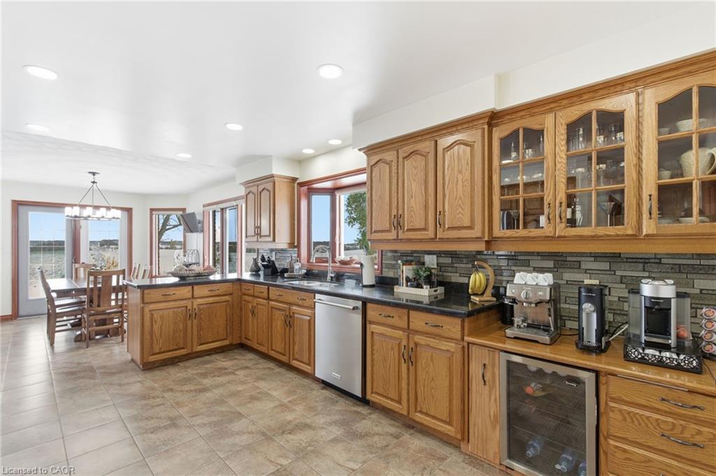 3810 River Road, Caledonia, ON - Indoor Photo Showing Kitchen