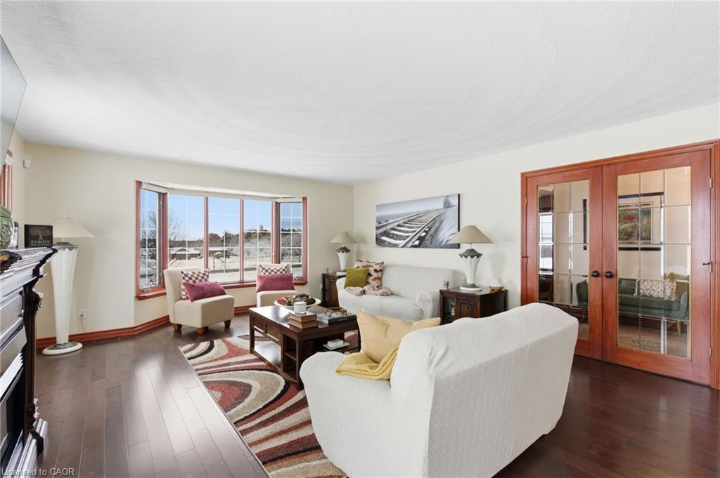 3810 River Road, Caledonia, ON - Indoor Photo Showing Living Room
