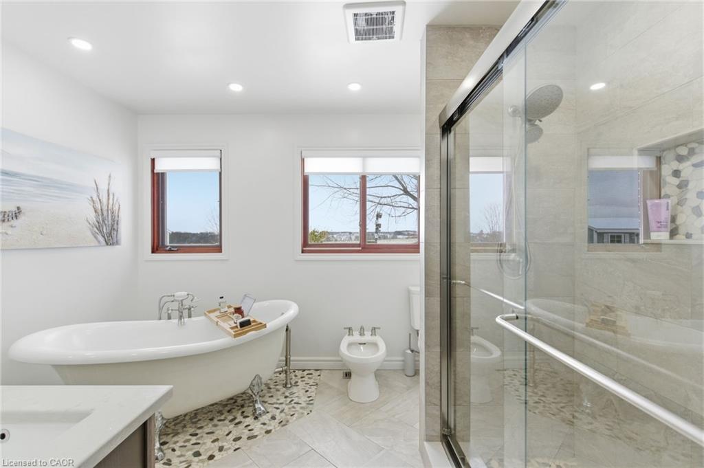 3810 River Road, Caledonia, ON - Indoor Photo Showing Bathroom