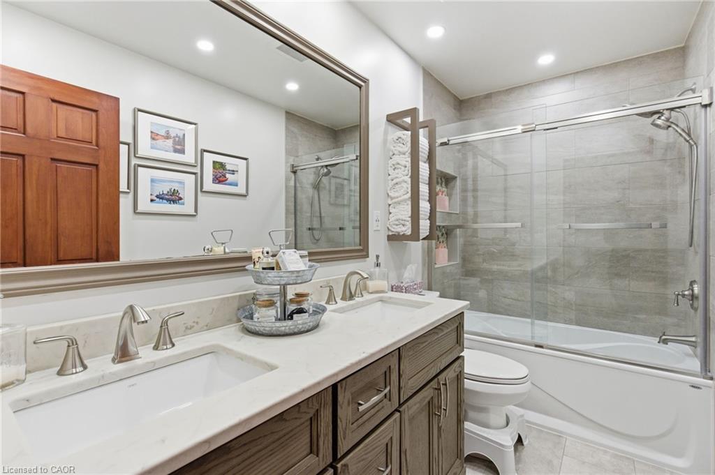 3810 River Road, Caledonia, ON - Indoor Photo Showing Bathroom
