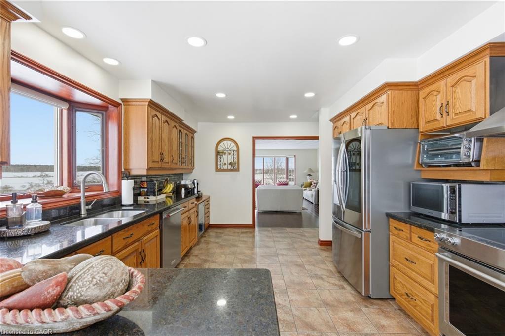 3810 River Road, Caledonia, ON - Indoor Photo Showing Kitchen With Double Sink