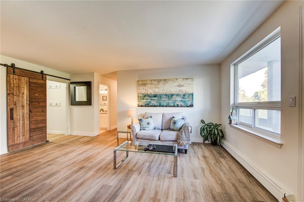 202-58 Bridgeport Road E, Waterloo, ON - Indoor Photo Showing Living Room