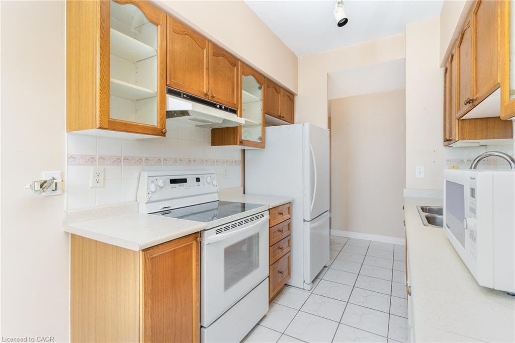 410-2301 Parkhaven Boulevard, Oakville, ON - Indoor Photo Showing Kitchen