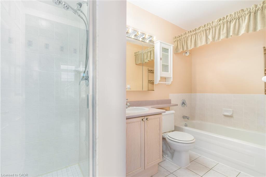 410-2301 Parkhaven Boulevard, Oakville, ON - Indoor Photo Showing Bathroom