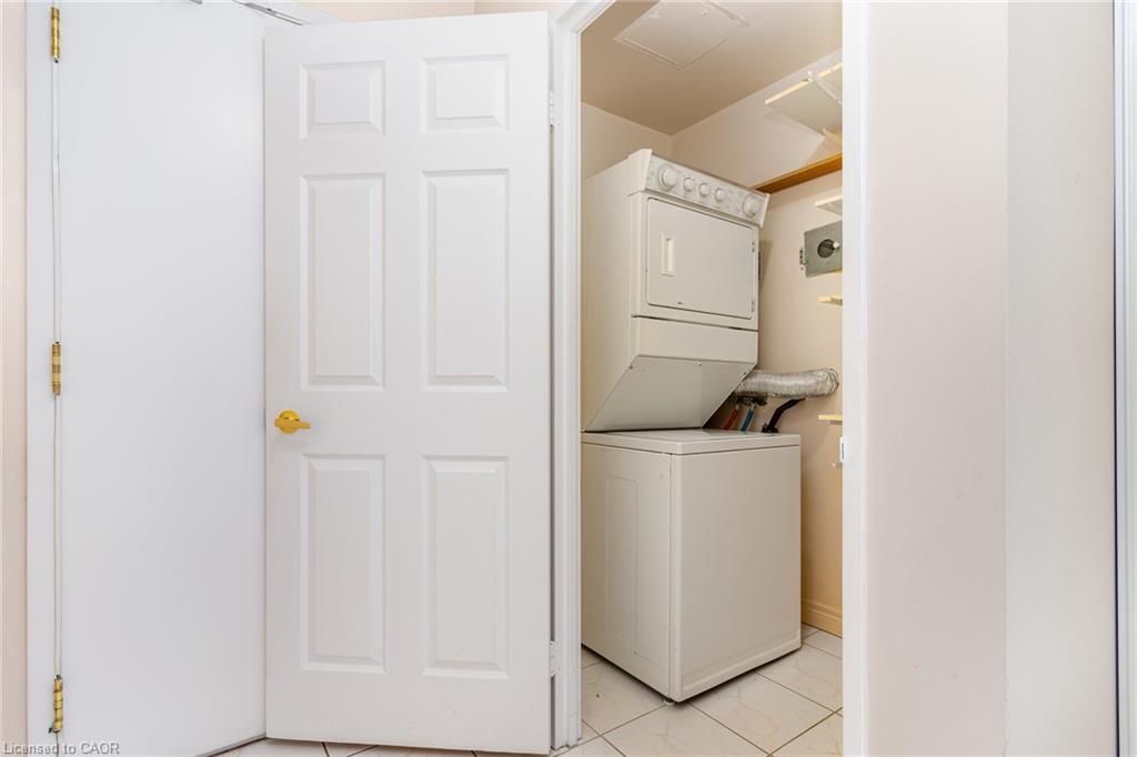 410-2301 Parkhaven Boulevard, Oakville, ON - Indoor Photo Showing Laundry Room